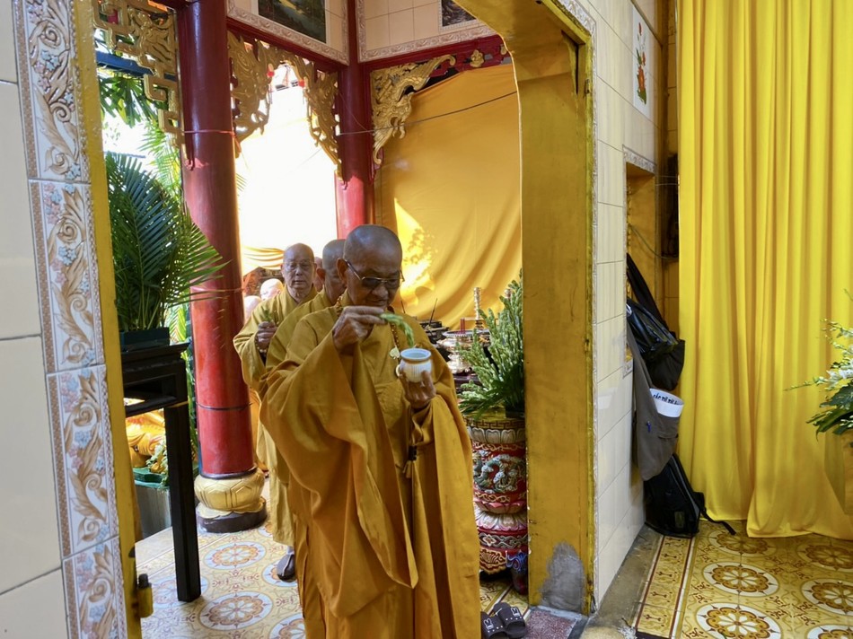 Cử hành nghi thức sái tịnh Cử hành nghi thức sái tịnh