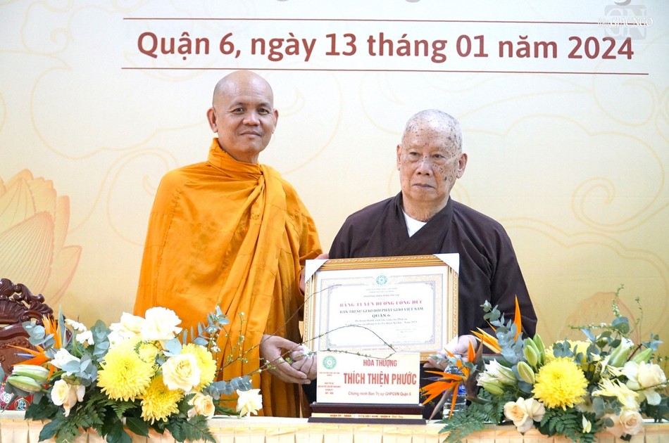 Hòa thượng Thích Thiện Phước trao tặng Bằng tuyên dương công đức đến thành viên Ban Trị sự GHPGVN Q.6 có nhiều công tác Phật sự nổi bật Hòa thượng Thích Thiện Phước trao tặng Bằng tuyên dương công đức đến thành viên Ban Trị sự GHPGVN Q.6 có nhiều công tác Phật sự nổi bật