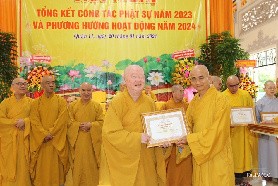 Thượng tọa Thích Thiện Quý thay mặt Ban Trị sự GHPGVN TP.HCM trao Bằng tuyên dương công đức đến Hòa thượng Thích Duy Trấn