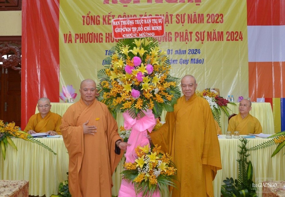 Ban Thường trực Ban Trị sự GHPGVN TP.HCM tặng hoa chúc mừng Ban Thường trực Ban Trị sự GHPGVN TP.HCM tặng hoa chúc mừng