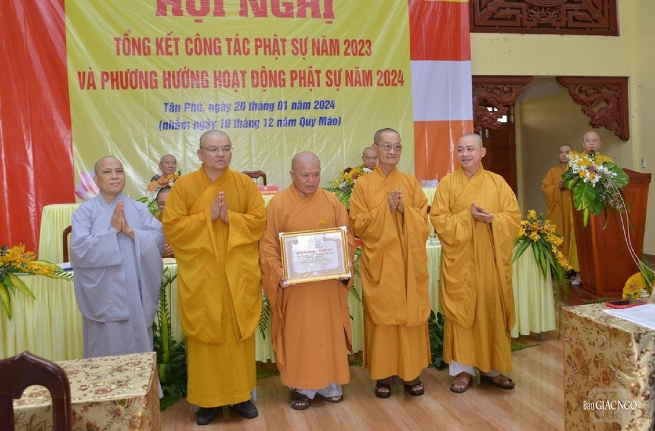 Ban Trị sự GHPGVN Q.Tân Phú đón nhận Bằng tuyên dương công đức của Ban Trị sự GHPGVN TP.HCM Ban Trị sự GHPGVN Q.Tân Phú đón nhận Bằng tuyên dương công đức của Ban Trị sự GHPGVN TP.HCM