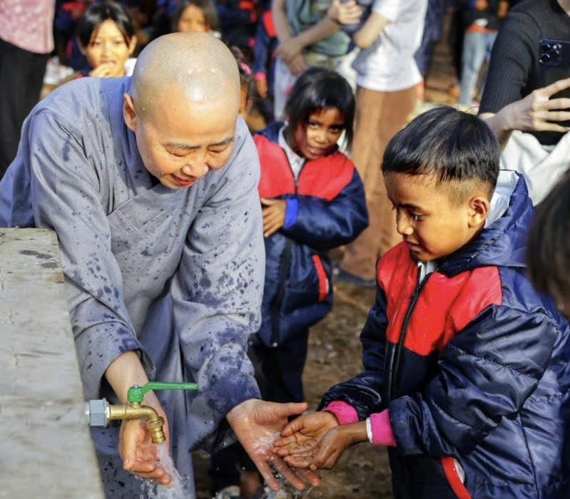 Niềm vui của các em học sinh khi lần đầu tiên trường có giếng nước sạch Niềm vui của các em học sinh khi lần đầu tiên trường có giếng nước sạch