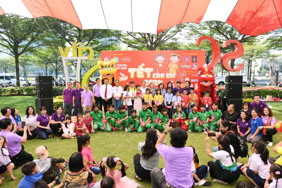 Tất cả các em thiếu nhi ngày hôm nay dự chương trình điều mặc quần áo mới, đã được Ban Tổ chức chương trình "Tết cho em" tặng vào hôm qua, ngày 27-1 Tất cả các em thiếu nhi ngày hôm nay dự chương trình điều mặc quần áo mới, đã được Ban Tổ chức chương trình "Tết cho em" tặng vào hôm qua, ngày 27-1