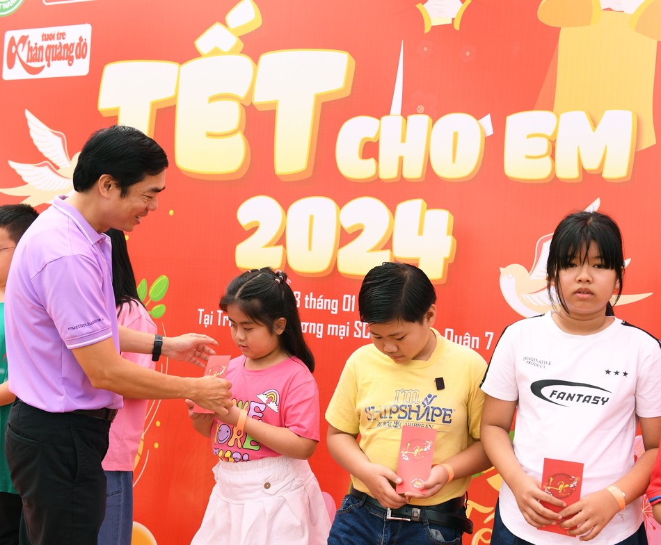 Ông Nguyễn Khắc Cường, Phó Tổng biên tập báo Tuổi Trẻ trao quà đến các em Ông Nguyễn Khắc Cường, Phó Tổng biên tập báo Tuổi Trẻ trao quà đến các em