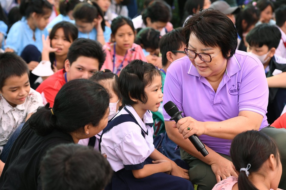 Bà Trần Gia Bảo, Phó Tổng biên tập báo Tuổi Trẻ trò chuyện và lắng nghe ước mơ của em Bùi Ngọc Yến Vy. Vy bệnh về não từ nhỏ, vì vậy đôi chân em rất yếu. Ước mơ của em là "biết đi". Phu nhân nguyên Chủ tịch nước Trương Tấn Sang đã lắng nghe và tìm cách để ước mơ của em thành hiện thực Bà Trần Gia Bảo, Phó Tổng biên tập báo Tuổi Trẻ trò chuyện và lắng nghe ước mơ của em Bùi Ngọc Yến Vy. Vy bệnh về não từ nhỏ, vì vậy đôi chân em rất yếu. Ước mơ của em là "biết đi". Phu nhân nguyên Chủ tịch nước Trương Tấn Sang đã lắng nghe và tìm cách để ước mơ của em thành hiện thực