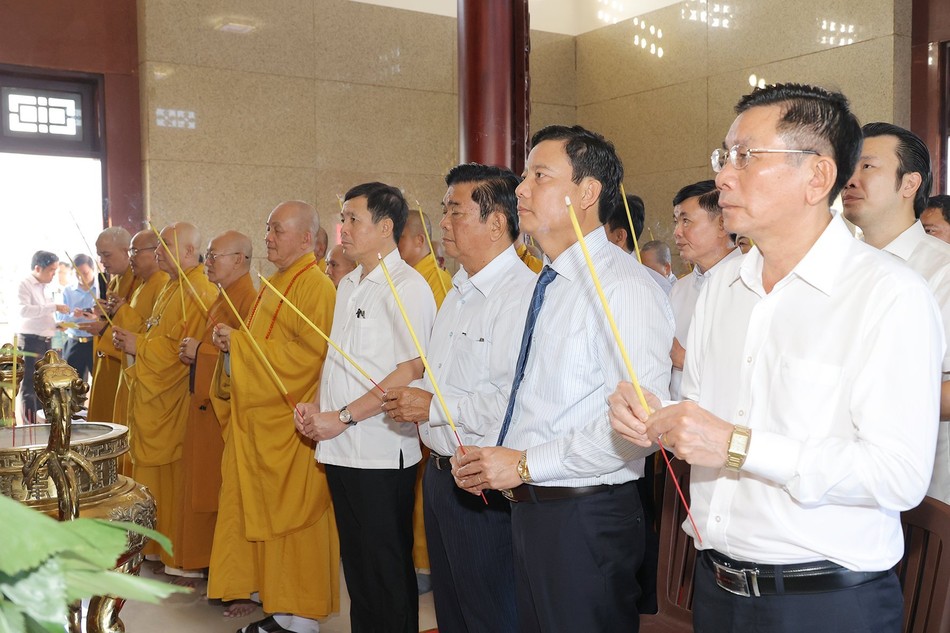 Các đại biểu thực hiện nghi thức tưởng nhớ các anh hùng liệt sĩ Các đại biểu thực hiện nghi thức tưởng nhớ các anh hùng liệt sĩ