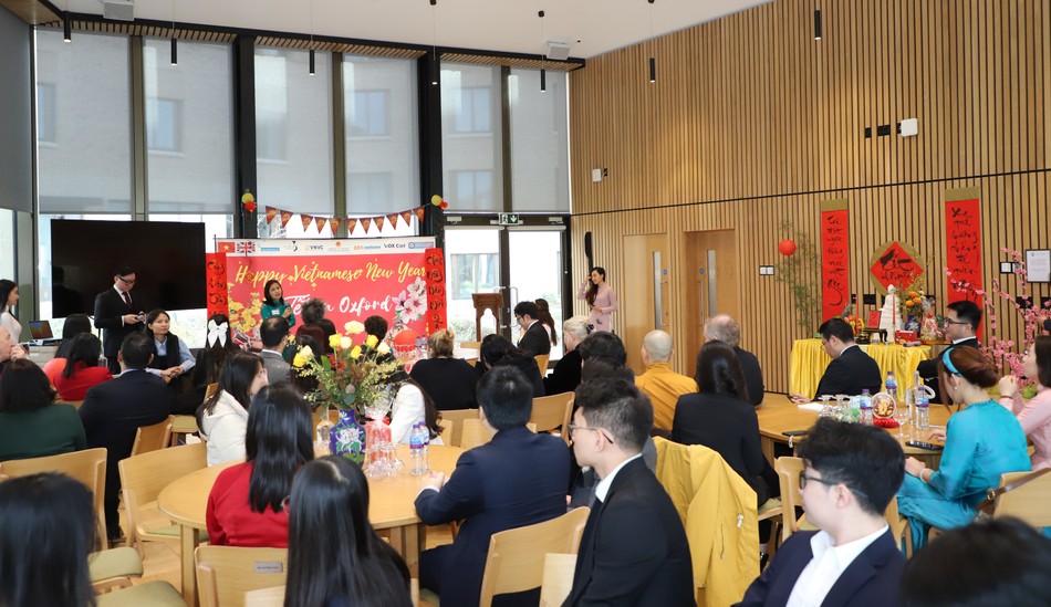 Bà Đào Thị Hồng, Bí thư thứ nhất phụ trách giáo dục, Đại sứ quán Việt Nam tại Vương quốc Anh, phát biểu chào mừng Tết Oxford 2024 Bà Đào Thị Hồng, Bí thư thứ nhất phụ trách giáo dục, Đại sứ quán Việt Nam tại Vương quốc Anh, phát biểu chào mừng Tết Oxford 2024