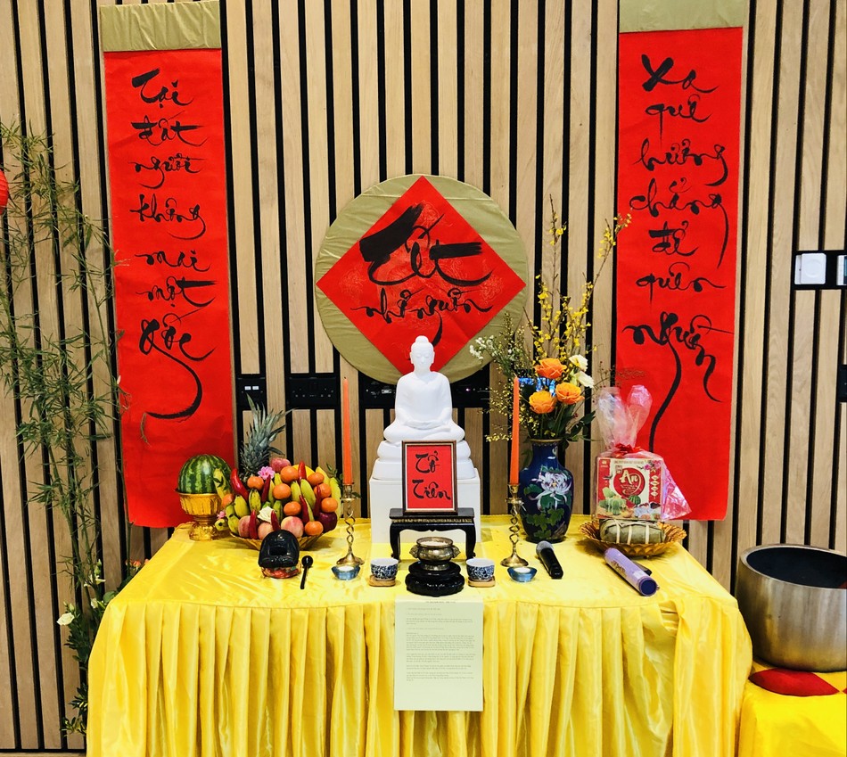 Với điều kiện có hạn nơi đất khách quê người, nhưng với tất cả lòng tri ân, các bạn sinh viên Oxford đã cố gắng trang trí bàn thờ Phật và Tổ tiên tuy đơn giản nhưng cũng thật trang nghiêm và ấm cúng ngay trong lòng Đại học Oxford Với điều kiện có hạn nơi đất khách quê người, nhưng với tất cả lòng tri ân, các bạn sinh viên Oxford đã cố gắng trang trí bàn thờ Phật và Tổ tiên tuy đơn giản nhưng cũng thật trang nghiêm và ấm cúng ngay trong lòng Đại học Oxford