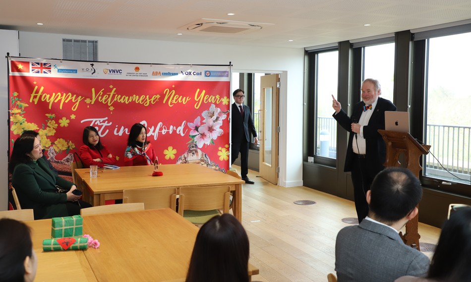 Giáo sư Malcolm McCulloch, chuyên ngành năng lượng tại khoa Khoa học Kỹ thuật, Đại học Oxford phát biểu trong phiên hội thảo “Net Zero” (“Không phát thải ròng”), trong khuôn khổ chương trình Tết Oxford 2024. VOX hy vọng sẽ là một liên kế nhỏ giữa Đại học Oxford và Đại sứ quán Việt nam tại Anh quốc, cũng như các viện nghiên cứu tại Việt Nam. Giáo sư Malcolm McCulloch, chuyên ngành năng lượng tại khoa Khoa học Kỹ thuật, Đại học Oxford phát biểu trong phiên hội thảo “Net Zero” (“Không phát thải ròng”), trong khuôn khổ chương trình Tết Oxford 2024. VOX hy vọng sẽ là một liên kế nhỏ giữa Đại học Oxford và Đại sứ quán Việt nam tại Anh quốc, cũng như các viện nghiên cứu tại Việt Nam.