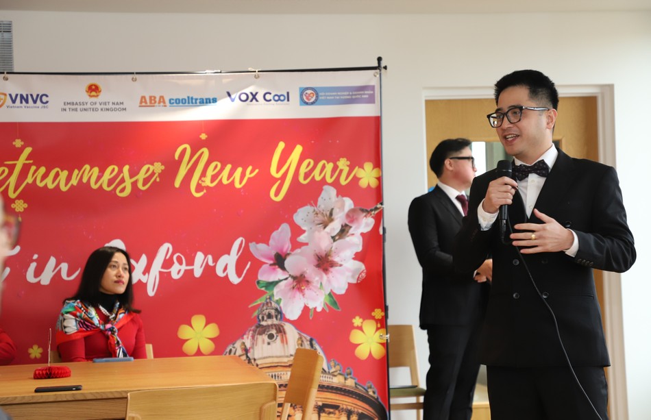 TS Lê Xuân Khoa, nhà nghiên cứu và khởi nghiệp tại nhóm Năng Lượng thuộc khoa Khoa học Kỹ Thuật, Đại học Oxford, phát biểu về công nghệ làm lạnh nhằm giảm phát thải carbon trong chuỗi cung ứng lạnh tại Việt Nam trong phiên hội thảo “Net Zero” TS Lê Xuân Khoa, nhà nghiên cứu và khởi nghiệp tại nhóm Năng Lượng thuộc khoa Khoa học Kỹ Thuật, Đại học Oxford, phát biểu về công nghệ làm lạnh nhằm giảm phát thải carbon trong chuỗi cung ứng lạnh tại Việt Nam trong phiên hội thảo “Net Zero”