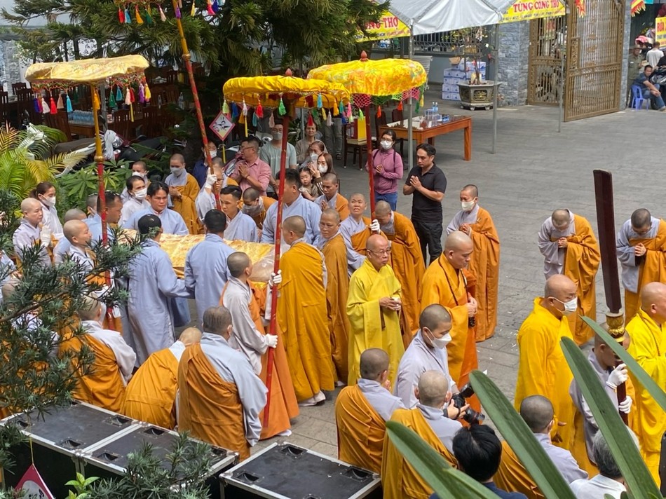 Cung thỉnh nhục thân Ni trưởng Thích nữ Như Chơn nhập kim quan