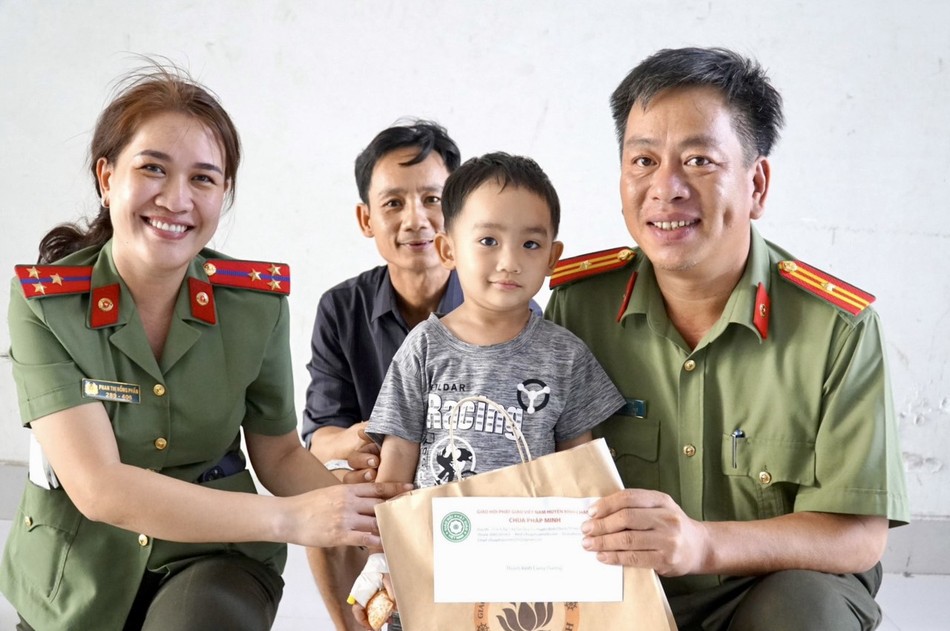Thiếu tá Đỗ Kỳ Nam, Chủ tịch Công đoàn Công an H.Bình Chánh bày tỏ: "Việc tổ chức các hoạt động an sinh xã hội, chăm lo, động viên các bệnh nhân trong dịp Tết đến xuân về là hành động nhân văn, thiết thực và nhiều ý nghĩa, vì tất cả đều hướng đến tinh thần chung vì nhân dân phục vụ” Thiếu tá Đỗ Kỳ Nam, Chủ tịch Công đoàn Công an H.Bình Chánh bày tỏ: "Việc tổ chức các hoạt động an sinh xã hội, chăm lo, động viên các bệnh nhân trong dịp Tết đến xuân về là hành động nhân văn, thiết thực và nhiều ý nghĩa, vì tất cả đều hướng đến tinh thần chung vì nhân dân phục vụ”