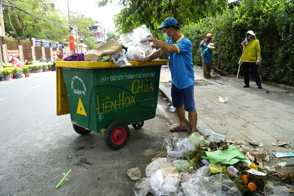 Rác được quét thành đóng và thành viên Câu lạc bộ thu gom, tập kết đến nơi xe rác công cộng xử lý Rác được quét thành đóng và thành viên Câu lạc bộ thu gom, tập kết đến nơi xe rác công cộng xử lý