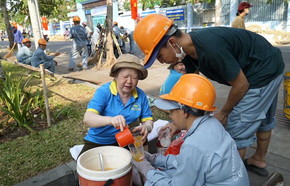 Chùa Liên Hoa phục vụ nước cho anh chị em công nhân vệ sinh công ích Chùa Liên Hoa phục vụ nước cho anh chị em công nhân vệ sinh công ích