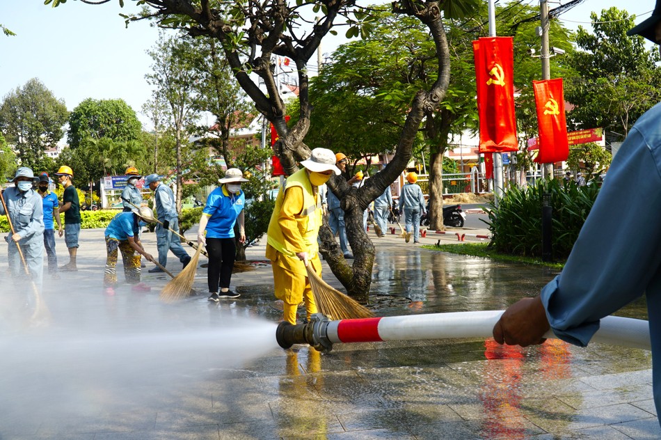 Sau khi vệ sinh sạch rác, Câu lạc bộ Hành Trình Xanh chùa Liên Hoa quét sạch cát, bụi trên nền gạch Sau khi vệ sinh sạch rác, Câu lạc bộ Hành Trình Xanh chùa Liên Hoa quét sạch cát, bụi trên nền gạch