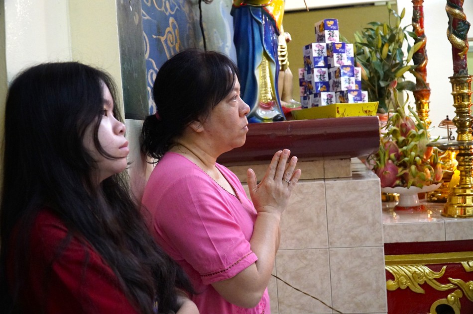 Phật tử cầu nguyện trong thời khắc chuyển giao đầu năm mới, với nhiều ước nguyện thiện lành và tình thương gửi đến người thân Phật tử cầu nguyện trong thời khắc chuyển giao đầu năm mới, với nhiều ước nguyện thiện lành và tình thương gửi đến người thân