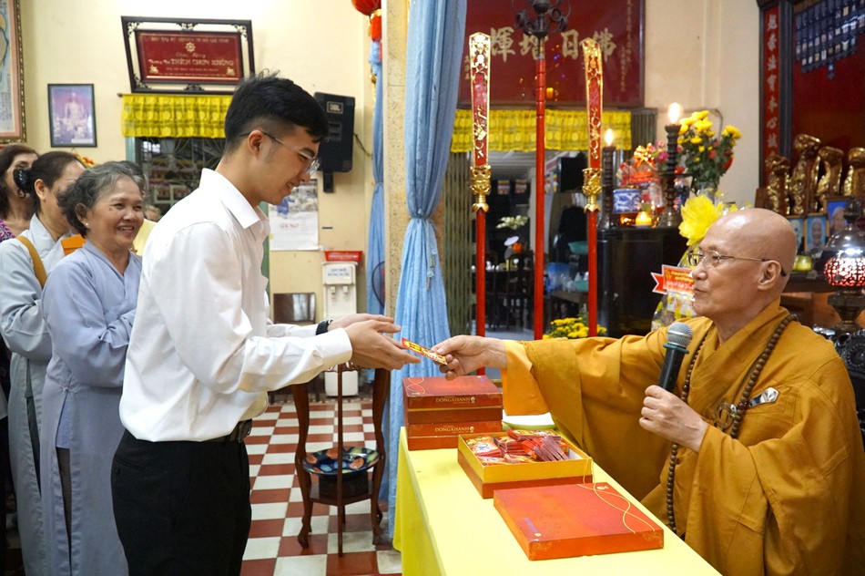 Niềm hoan hỷ ngày xuân của Phật tử khi đón nhận lộc lì xì và lời chúc lành từ Hòa thượng trụ trì Niềm hoan hỷ ngày xuân của Phật tử khi đón nhận lộc lì xì và lời chúc lành từ Hòa thượng trụ trì