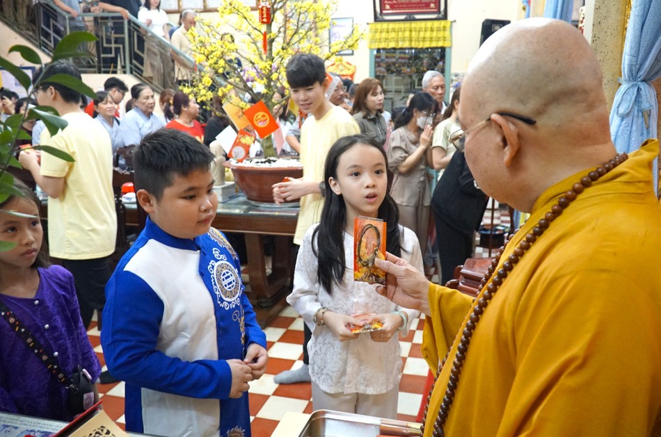 Chư tôn đức trao phần lì xì đặc biệt đến từng em nhỏ Chư tôn đức trao phần lì xì đặc biệt đến từng em nhỏ