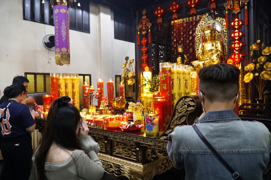 Nhiều bạn trẻ người Việt gốc Hoa đến chùa lễ Phật trong thời khắc giao thừa, cầu mong điều tốt lành đến trong năm mới Nhiều bạn trẻ người Việt gốc Hoa đến chùa lễ Phật trong thời khắc giao thừa, cầu mong điều tốt lành đến trong năm mới