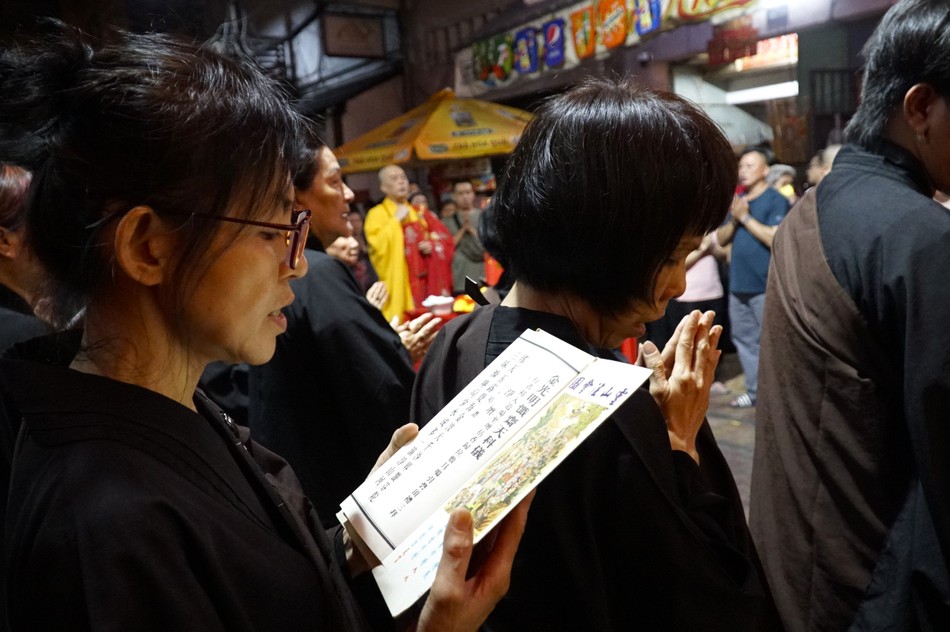 Phật tử người Hoa thành kính tụng kinh cầu nguyện Phật tử người Hoa thành kính tụng kinh cầu nguyện