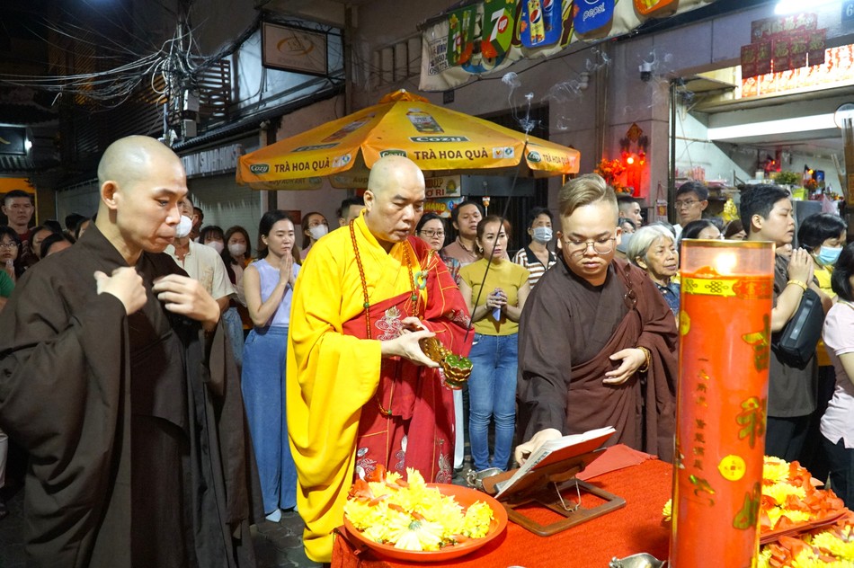 Thượng tọa Thích Truyền Cường cử hành nghi lễ Thượng tọa Thích Truyền Cường cử hành nghi lễ
