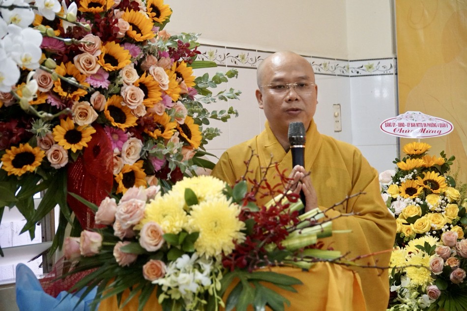 Đại đức Thích Trí Đức đọc quyết định bổ nhiệm trụ trì chùa Pháp Thành với Sư cô Thích nữ Vạn Hữu