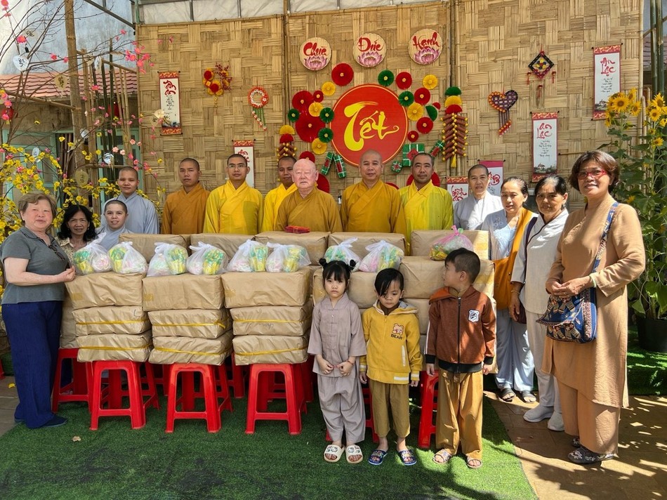 Những phần quà ấm áp nghĩa tình - Ảnh: Chùa Liên Hoa Những phần quà ấm áp nghĩa tình - Ảnh: Chùa Liên Hoa