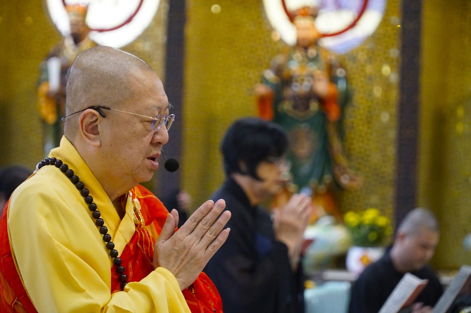 Đại đức Thích Liễu Minh cùng đạo tràng Phật tử người Hoa thực hiện các thời kinh trong những ngày Thảo Đường thiền tự khai đàn Dược Sư thất châu Đại đức Thích Liễu Minh cùng đạo tràng Phật tử người Hoa thực hiện các thời kinh trong những ngày Thảo Đường thiền tự khai đàn Dược Sư thất châu