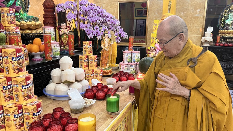 Hòa thượng Thích Thiện Nghĩa, Trưởng ban Trị sự GHPGVN Q.6 thắp nến khai đàn Dược Sư ngày mùng 8 Tết tại chùa Tuyền Lâm - Văn phòng Ban Trị sự GHPGVN quận Hòa thượng Thích Thiện Nghĩa, Trưởng ban Trị sự GHPGVN Q.6 thắp nến khai đàn Dược Sư ngày mùng 8 Tết tại chùa Tuyền Lâm - Văn phòng Ban Trị sự GHPGVN quận