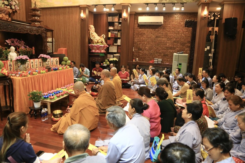 Chư Tăng và Phật tử chùa Thiên Khánh trong thời khóa tụng kinh Dược Sư