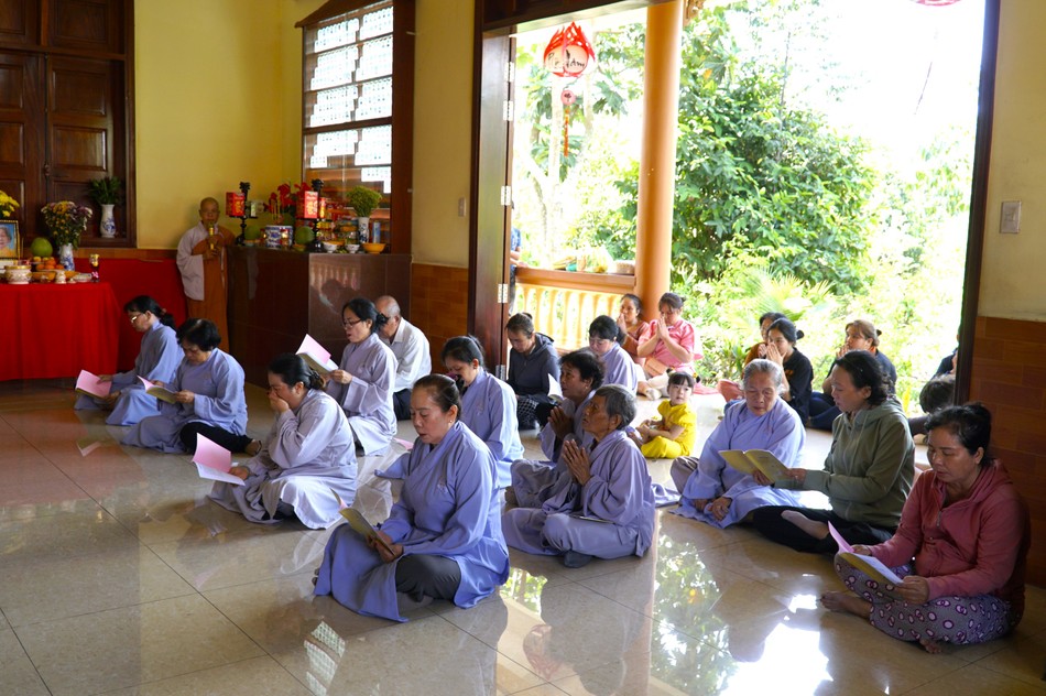 Phật tử thành tâm trong khóa lễ cúng cửu huyền thất tổ tại chùa trong ngày rằm tháng Giêng Phật tử thành tâm trong khóa lễ cúng cửu huyền thất tổ tại chùa trong ngày rằm tháng Giêng