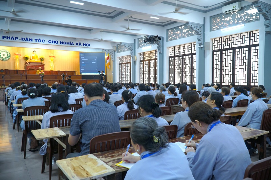 Phật tử cẩn thận ghi chép, chuyên tâm tu học Phật tử cẩn thận ghi chép, chuyên tâm tu học