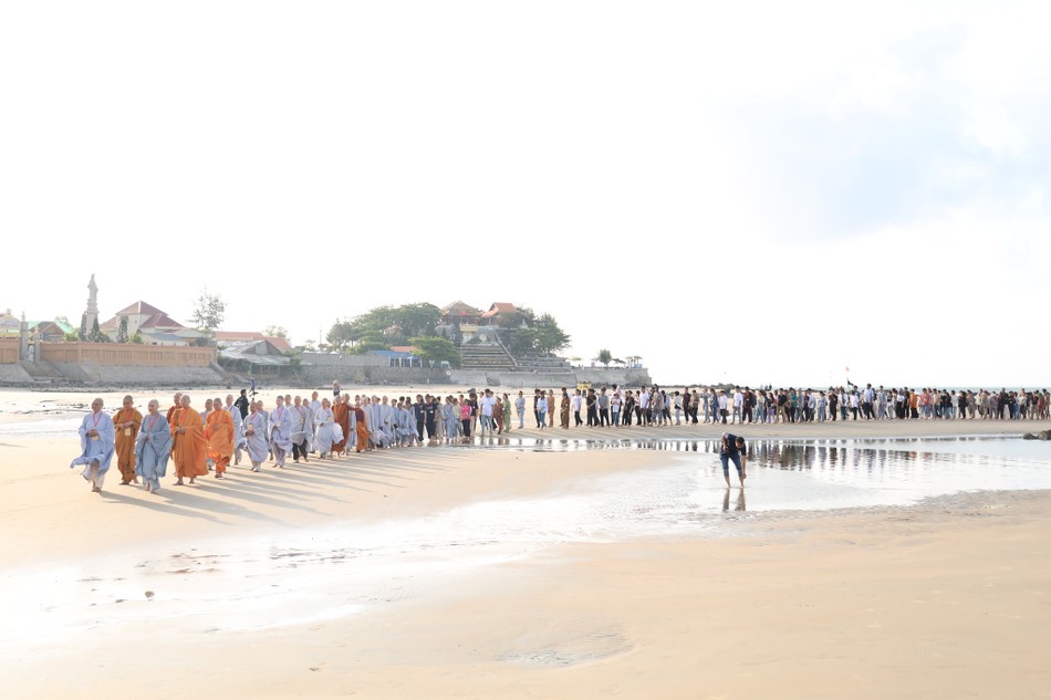 Tu sinh cùng chư tôn đức thiền hành, đón ánh bình minh trên bãi biển Tu sinh cùng chư tôn đức thiền hành, đón ánh bình minh trên bãi biển