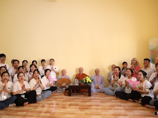 Chư tôn đức Ni tham gia, chia sẻ với nhóm các bạn trẻ trong buổi workshop Chư tôn đức Ni tham gia, chia sẻ với nhóm các bạn trẻ trong buổi workshop