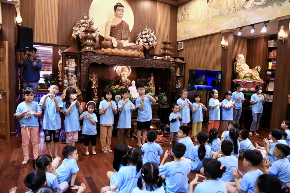 Em được học và chơi, dung nạp và nuôi lớn tình yêu thương. Khóa tu "Học làm người có ích" được chùa Thiên Khánh tổ chức hoàn toàn miễn phí cho các em thiếu nhi Em được học và chơi, dung nạp và nuôi lớn tình yêu thương. Khóa tu "Học làm người có ích" được chùa Thiên Khánh tổ chức hoàn toàn miễn phí cho các em thiếu nhi