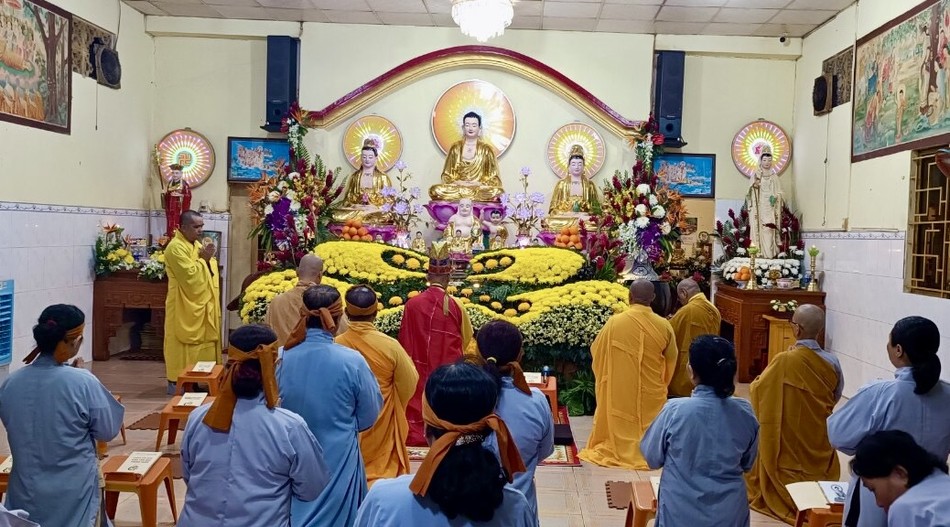 Quang cảnh buổi lễ cúng ngọ Quang cảnh buổi lễ cúng ngọ