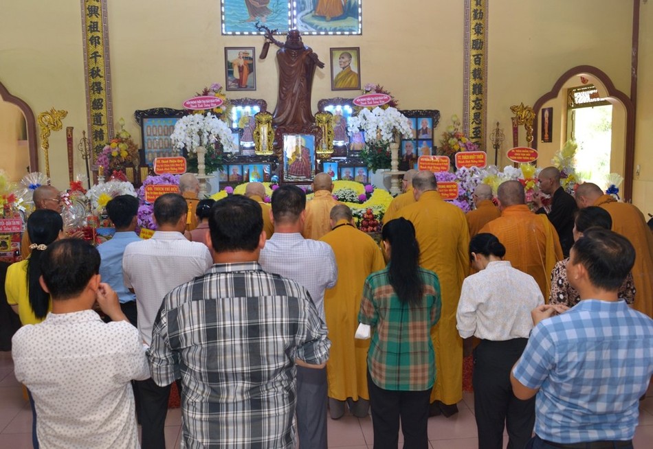 Buổi lễ diễn ra trang nghiêm, thành kính Buổi lễ diễn ra trang nghiêm, thành kính