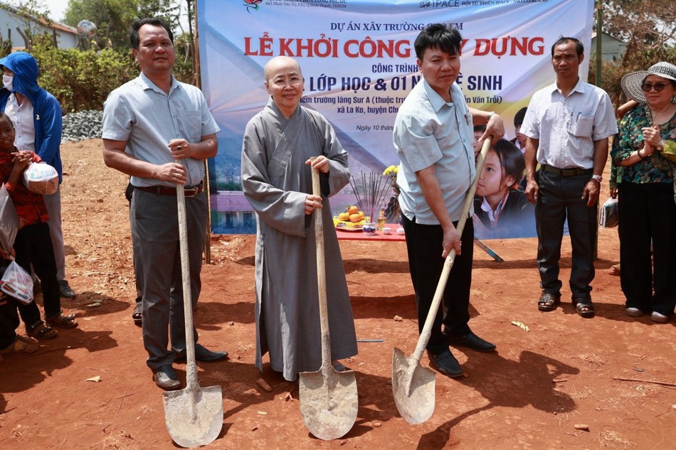 Lễ động thổ khởi công xây dựng Điểm trường làng Sur A cho em - Ảnh: Lê Miền Nam Lễ động thổ khởi công xây dựng Điểm trường làng Sur A cho em - Ảnh: Lê Miền Nam