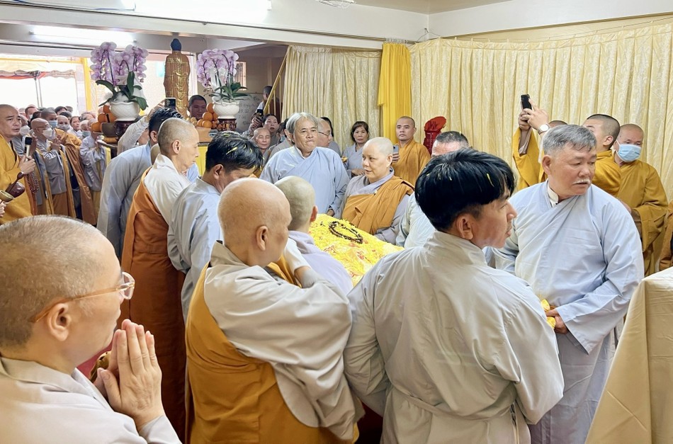 Môn đồ pháp quyến cung thỉnh nhục thân Ni trưởng nhập kim quan Môn đồ pháp quyến cung thỉnh nhục thân Ni trưởng nhập kim quan