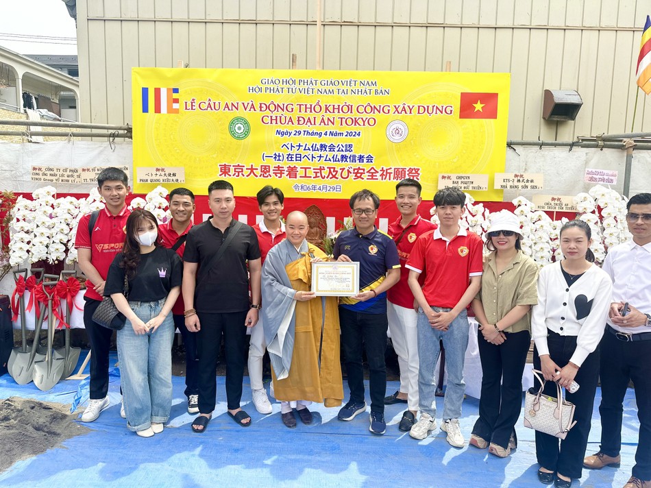 Tất cả cùng chung sở nguyện mong ngôi chùa Đại Ân sớm được kiện thành Tất cả cùng chung sở nguyện mong ngôi chùa Đại Ân sớm được kiện thành