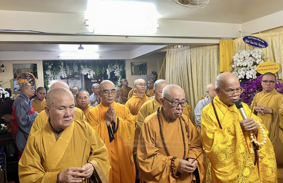 Chư tôn đức niêm hương Chư tôn đức niêm hương