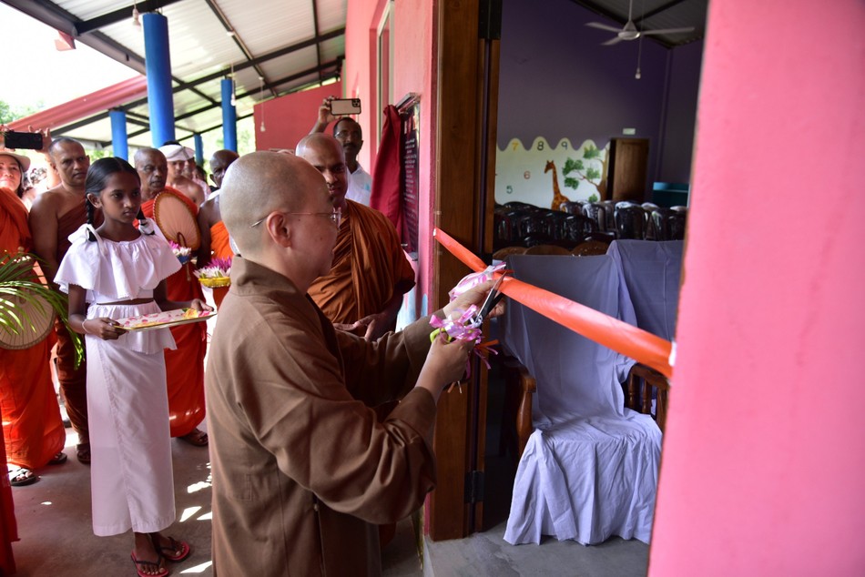 Cắt băng khánh thành - khoảnh khắc được mọi người háo hức chờ đợi