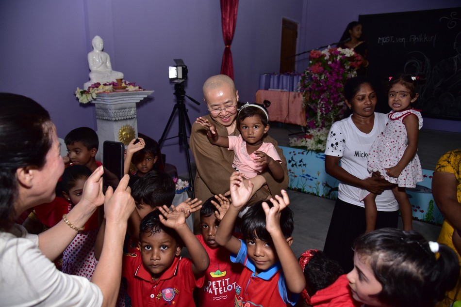 Lớp học của em được trang bị đầy đủ cơ sở vật chất và không gian tâm linh để giáo viên, các em học sinh hành trì mỗi ngày