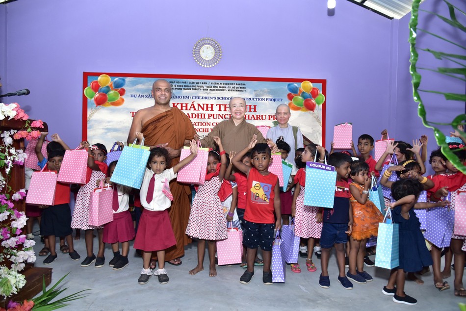 Học sinh được tặng quà trong ngày khánh thành trường học