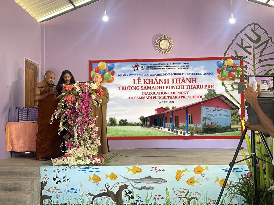 Ni sư Thích nữ Huệ Dâng phát biểu