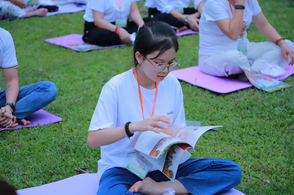 Thiền sinh đọc Báo Giác Ngộ trong khoảnh khắc thư giản trước giờ thiền hành Thiền sinh đọc Báo Giác Ngộ trong khoảnh khắc thư giản trước giờ thiền hành
