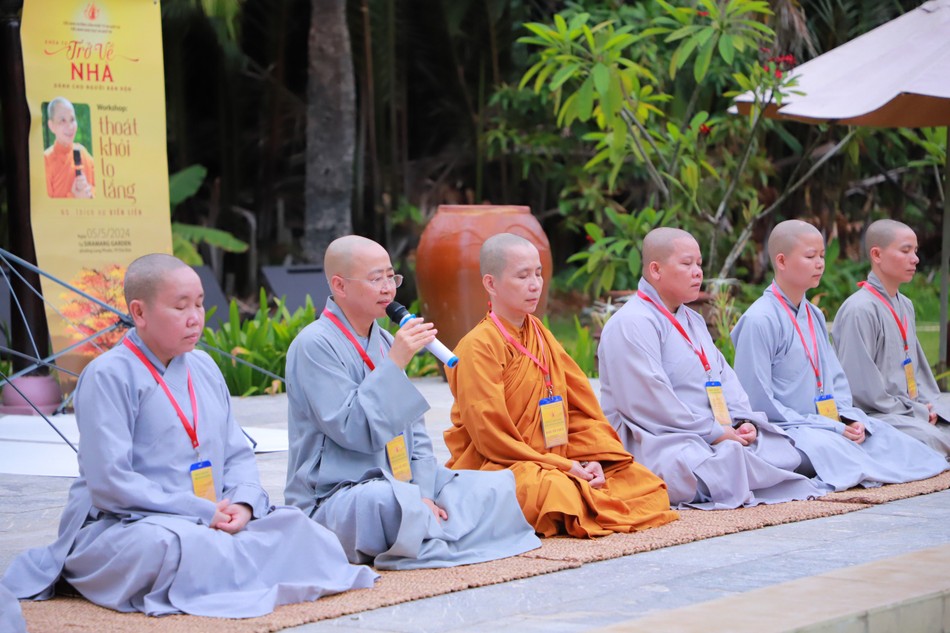 Ni sư Thích nữ Huệ Dâng, Trưởng ban Tổ chức hướng dẫn các bạn trẻ phương pháp thiền chánh niệm Ni sư Thích nữ Huệ Dâng, Trưởng ban Tổ chức hướng dẫn các bạn trẻ phương pháp thiền chánh niệm