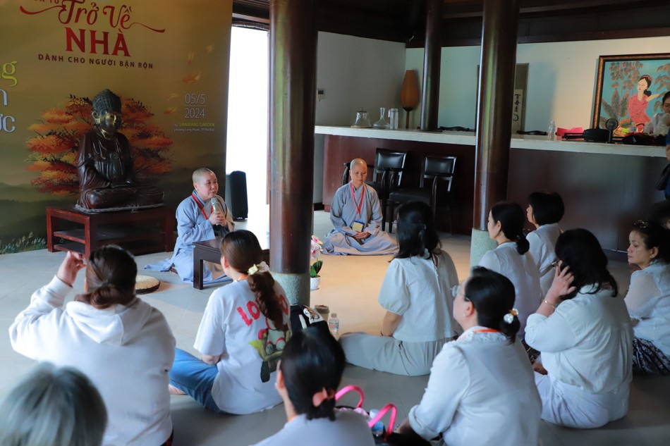 Các bạn trẻ tham gia workshop, được ngồi cạnh quý Sư chia sẻ, tâm tình và tìm cho mình lời khuyên hữu ích Các bạn trẻ tham gia workshop, được ngồi cạnh quý Sư chia sẻ, tâm tình và tìm cho mình lời khuyên hữu ích