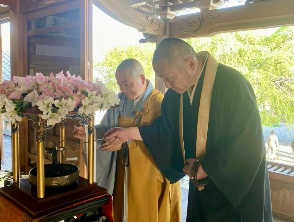 Nghi thức Tắm Phật diễn ra trong pháp hội