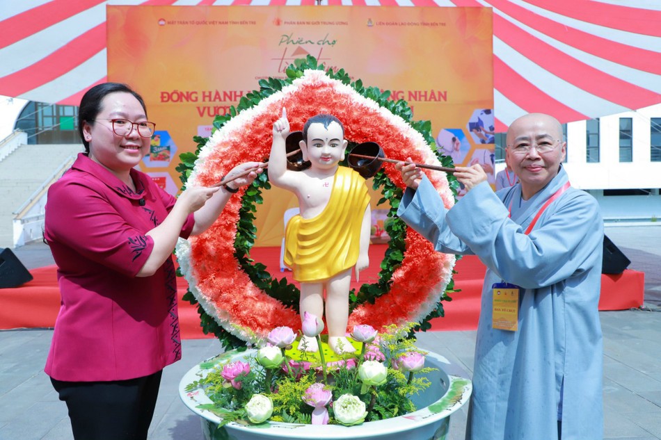 Văn hóa Phật đản không còn gói gọn trong chốn thiền môn mà đã đi ra giữa lòng xã hội